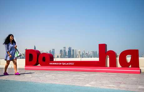 有「Doha」字样的摆设，跟远方的现代建筑群构成独特景致。