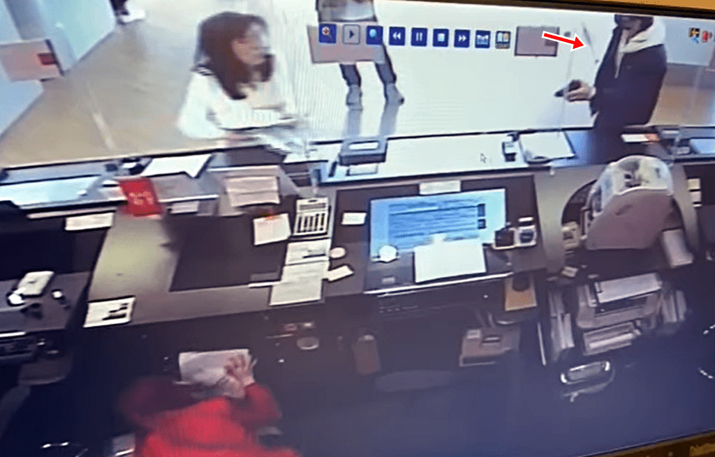 獨行賊持槍過程。 fb：突發馬路車cam大全