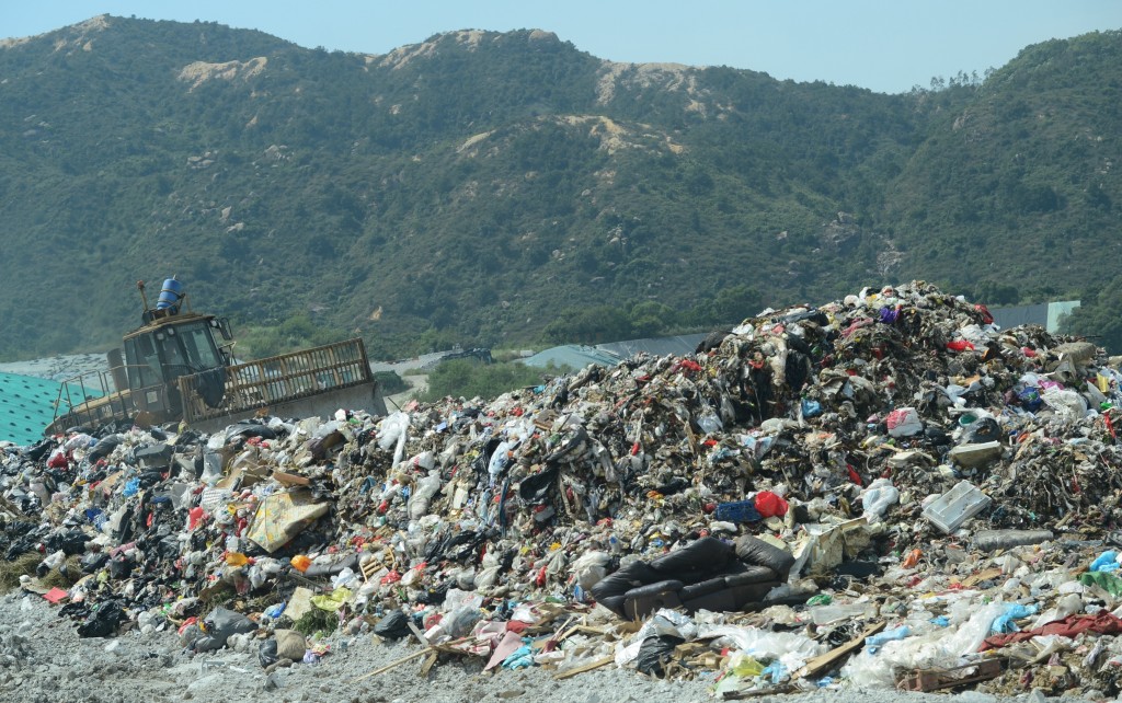 環保署估計氣味有可能與冬季季候風及新界西堆填區正在進行中的工程有關。