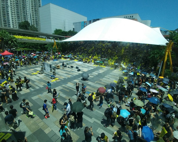 沙田百步梯坐滿人。本報記者