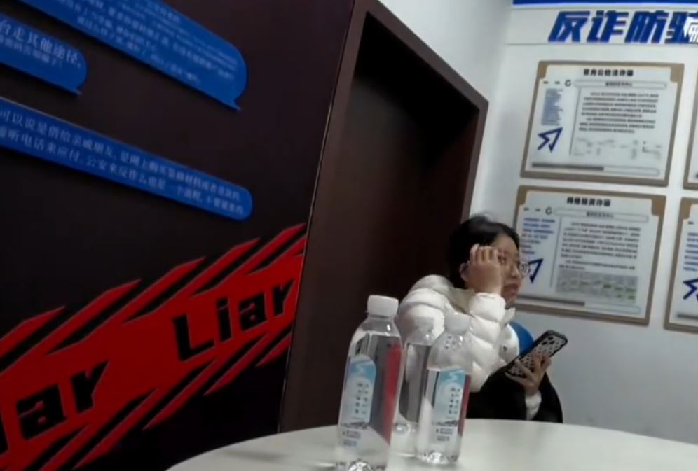 警员介入后，涉事情侣始承认已收到外卖奶茶并退还餐损费。微博