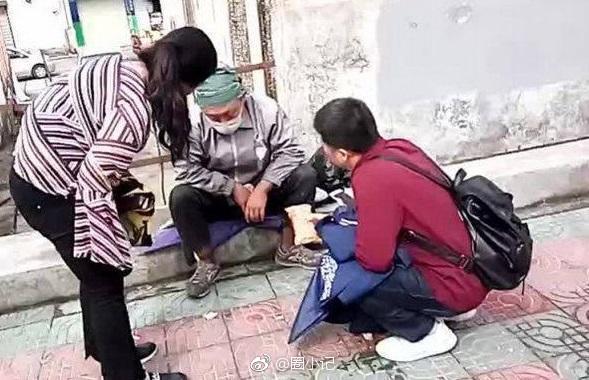 內地昔日爆紅童星父母雙亡大受打撃,流落街頭。網圖