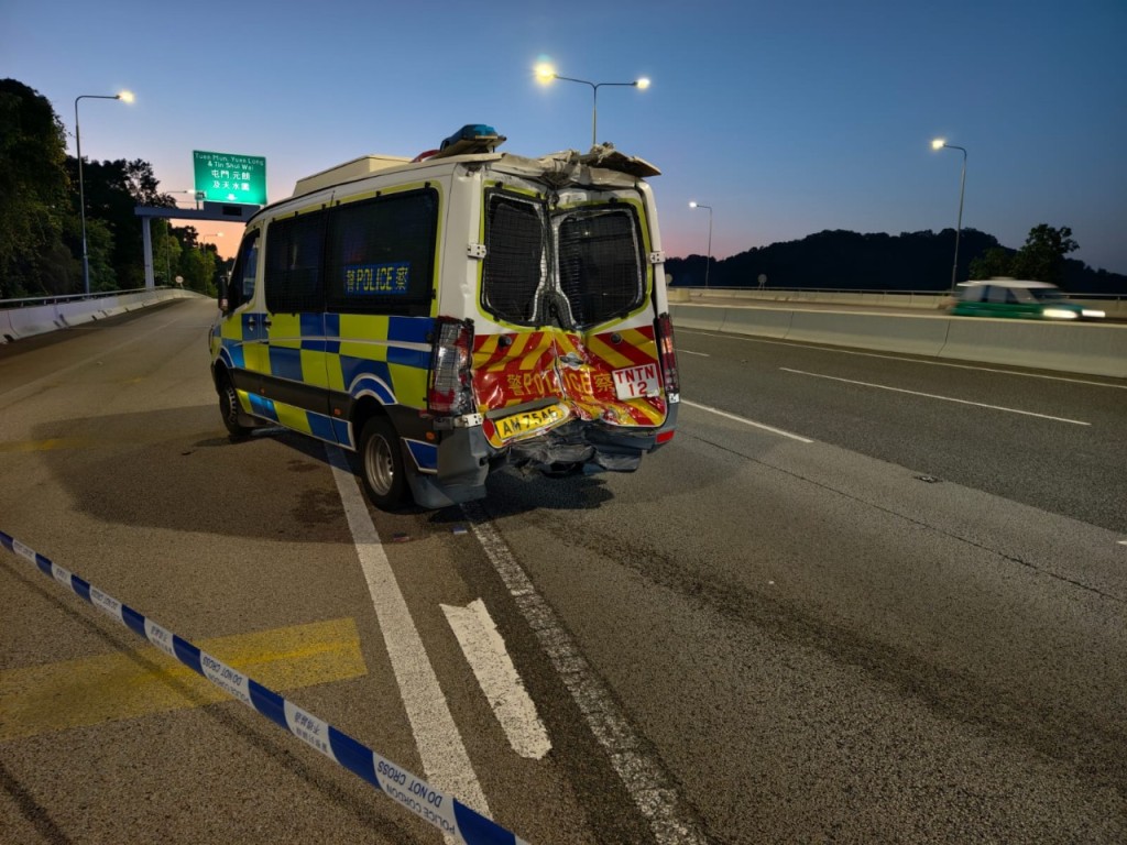 現場殘留一道長刹車痕。 現場殘留一道長刹車痕。