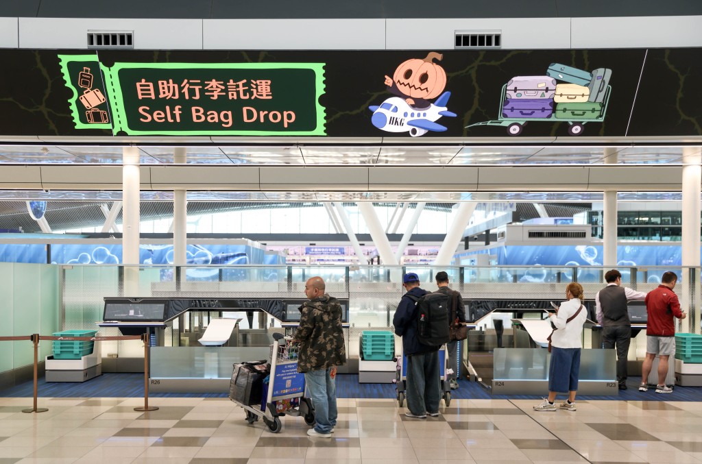 IP主題元素融入機場各處場景,包括行李車、行人緩坡道及自助行李托運顯示屏。何家豪攝 IP主題元素融入機場各處場景,包括行李車、行人緩坡道及自助行李托運顯示屏。何家豪攝