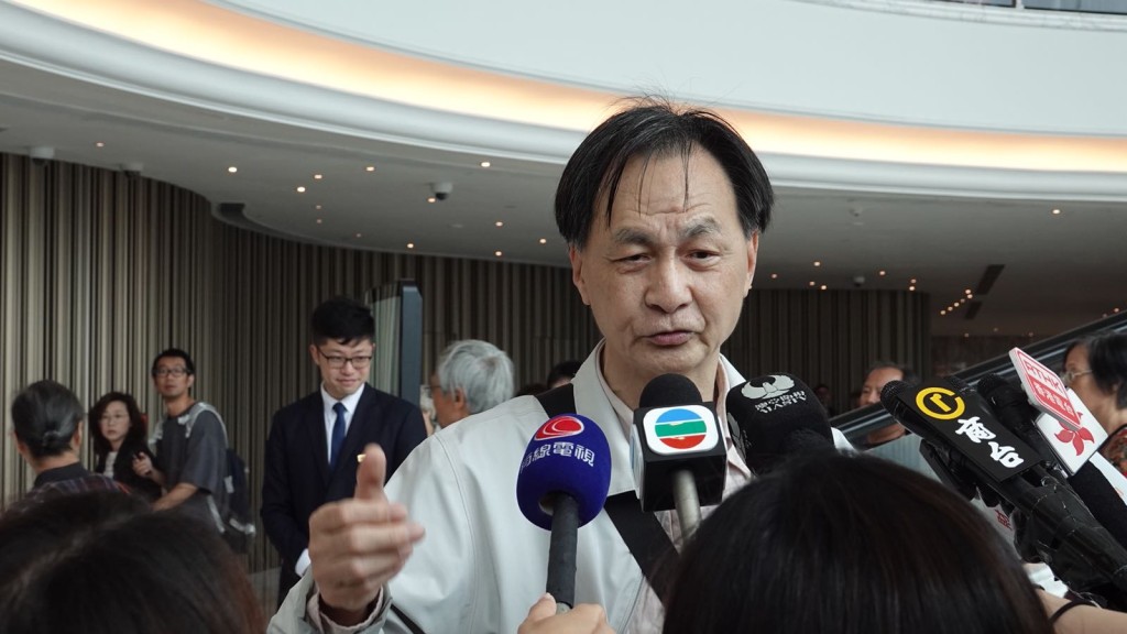 小股東讚李嘉誠有貢獻。