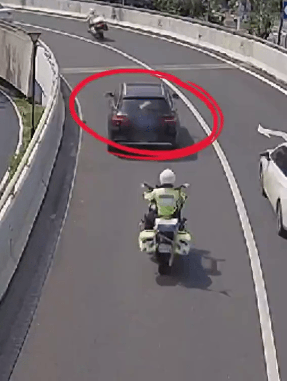 东莞警鸣笛开路 ，护送慈母赶高铁，见儿子最后一面。