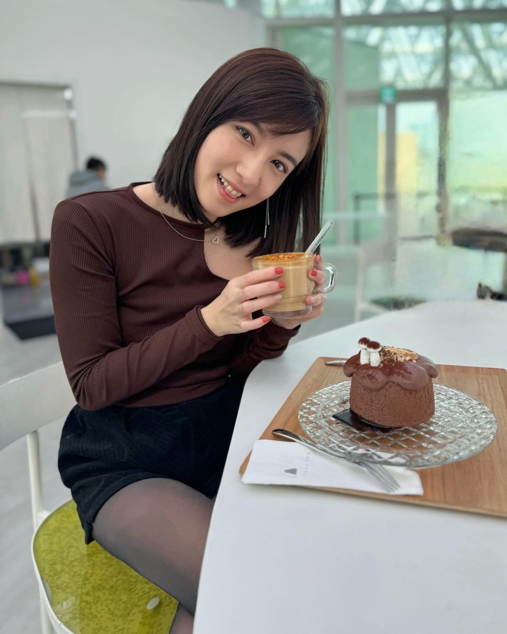 陈嘉倩昨日（30日）于IG贴出三间文青Cafe探店照。