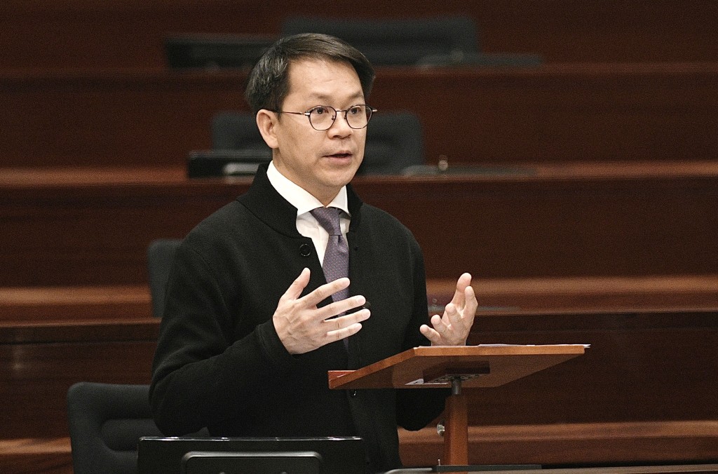 本身是電動車車主的行會成員、民建聯議員陳克勤倡分兩階段遞減。