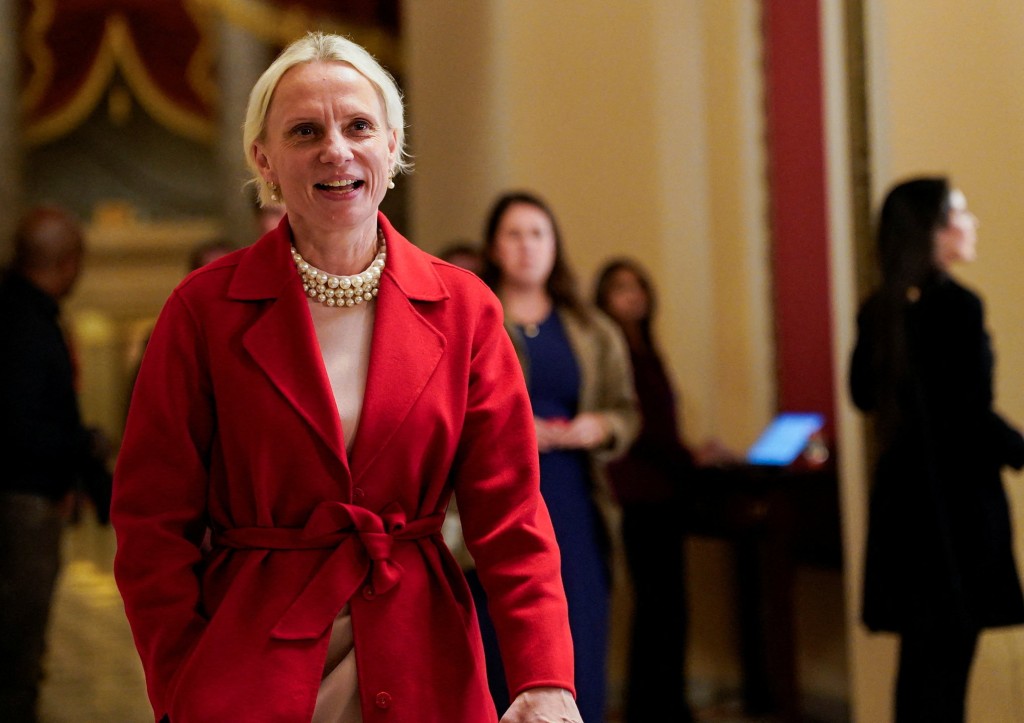 議員回眾議院審理臨時撥款法案。路透社