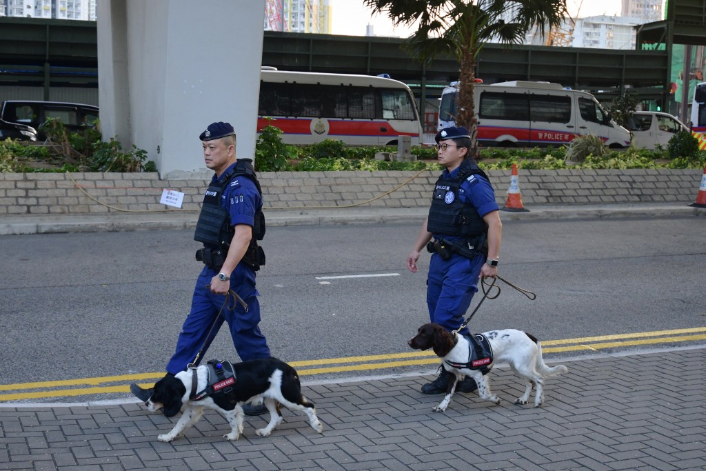 警员带同警犬到法庭外戒备。欧乐年摄