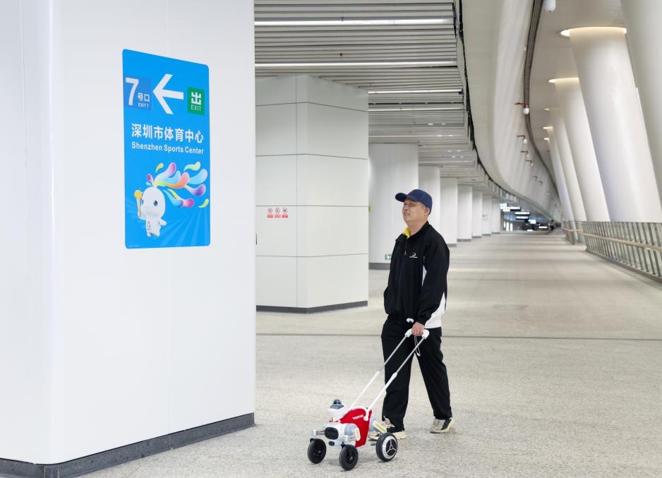 深圳地鐵首次試點啟用智能導盲犬「小蒜」。 新華社 深圳地鐵首次試點啟用智能導盲犬「小蒜」。 新華社