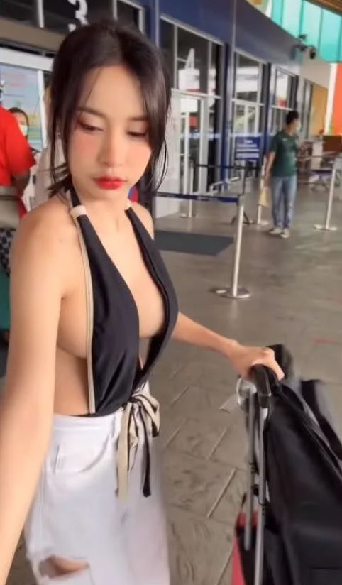 Barbie Mozz以超性感打扮現身泰國機場。