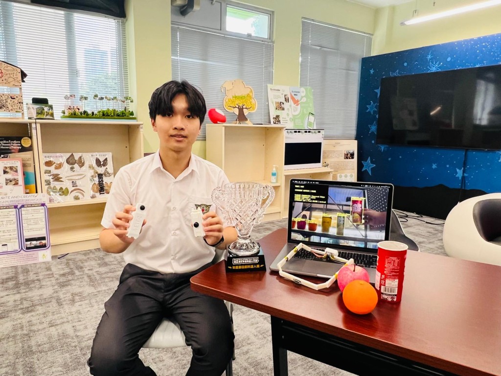 就讀基督教香港信義會信義中學中六的望月謙,憑藉開發協助視障人士購物的智能裝置及技術,勇奪今屆少年創科達人大獎比賽的「年度最佳創科達人獎」。 就讀基督教香港信義會信義中學中六的望月謙,憑藉開發協助視障人士購物的智能裝置及技術,勇奪今屆少年創科達人大獎比賽的「年度最佳創科達人獎」。