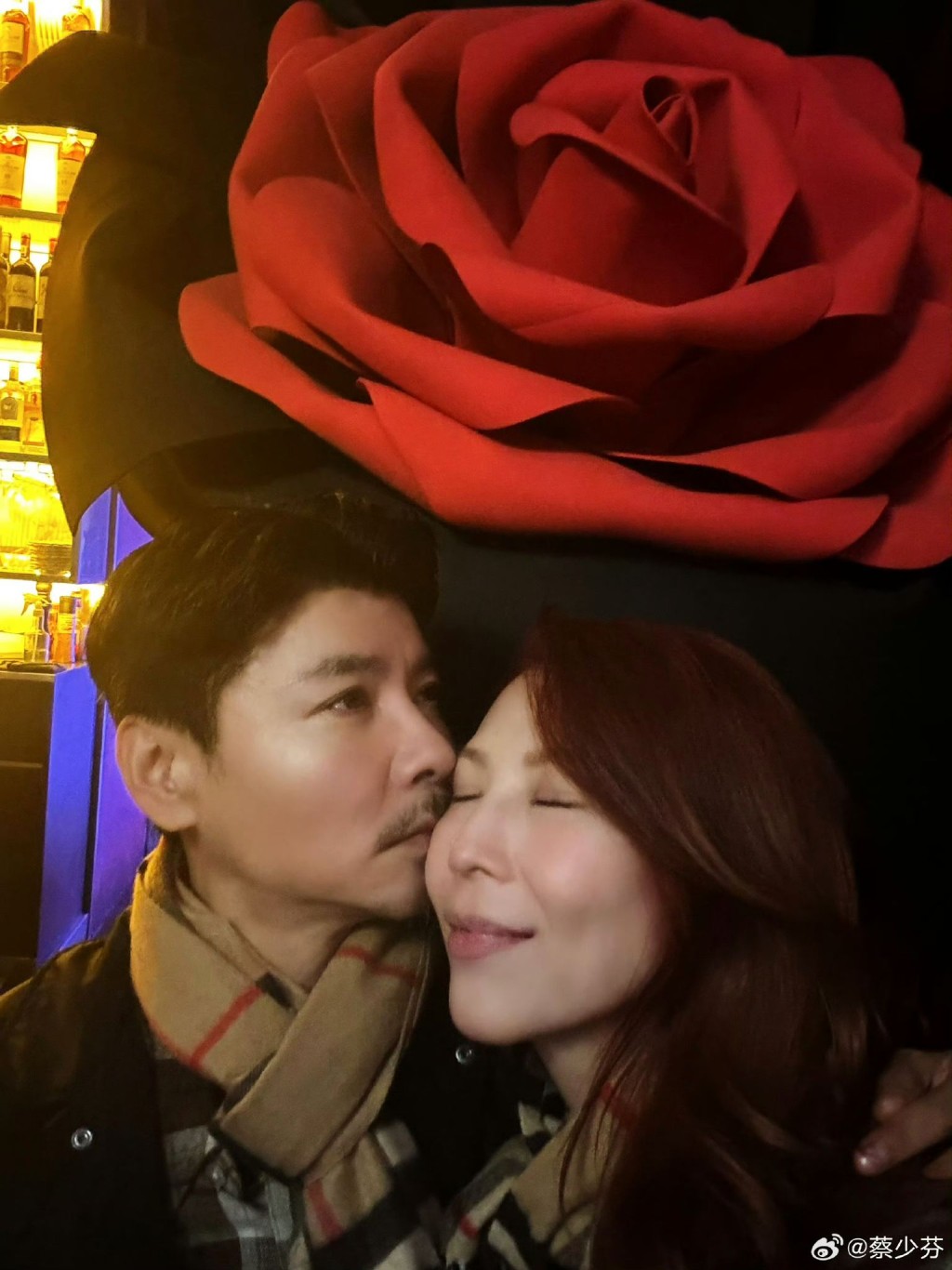 蔡少芬與老公張晉慶祝結婚18周年。