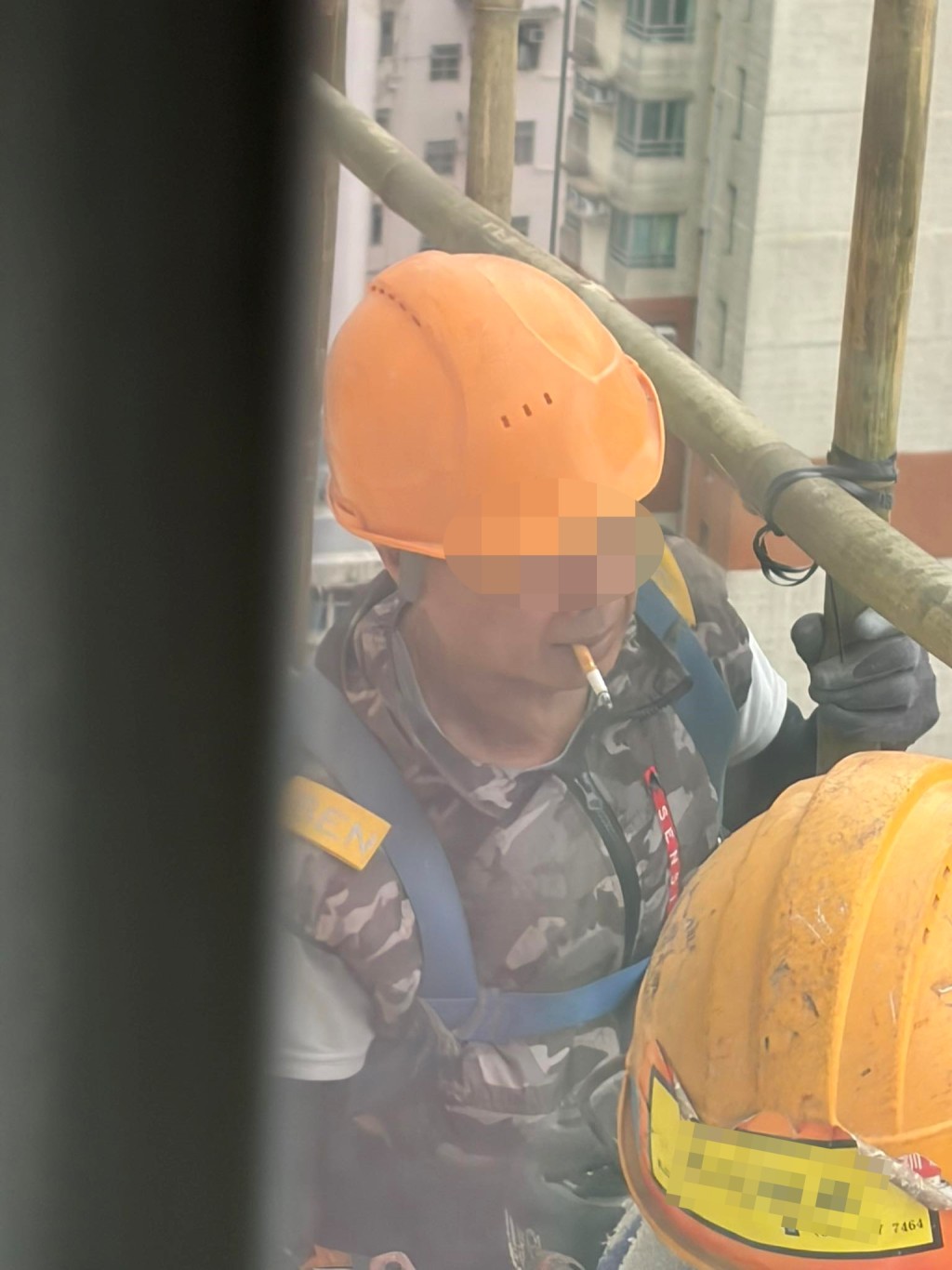 棚工在工作时正在吸烟，引起广泛关注。FB：Christy Hei@筲箕湾西湾河关注组