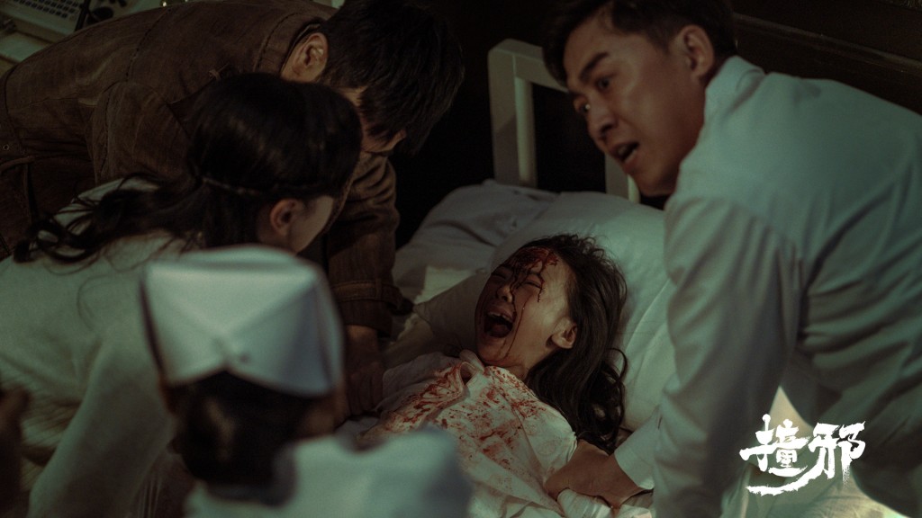 李倩在片中與女兒一同撞邪。