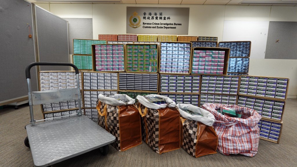 海關破荃灣商廈私煙倉檢630萬元貨 40歲倉務員罪成囚13個月。海關圖片