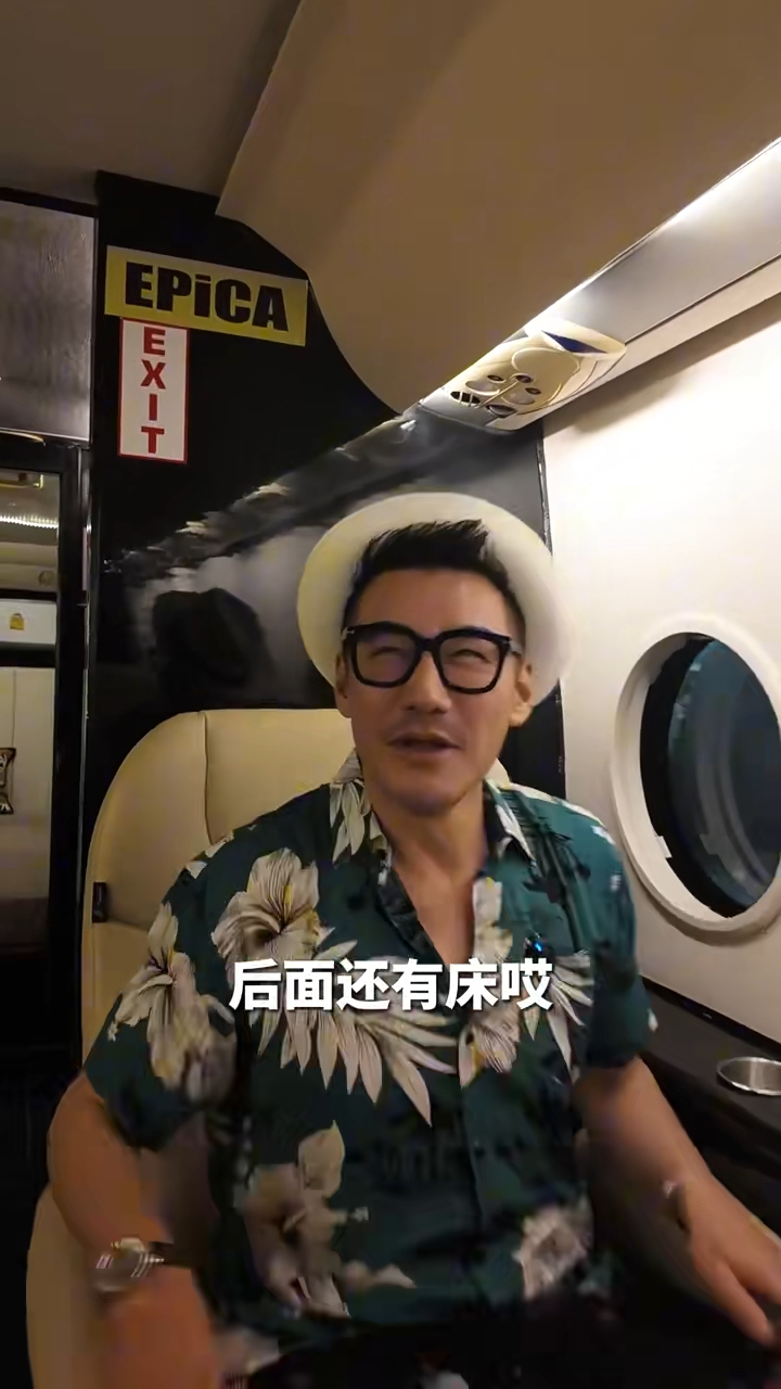 瞿穎安排豪華巴士接送胡兵。 瞿穎安排豪華巴士接送胡兵。