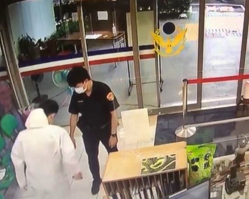 台灣一名確診男患者在醫院持刀襲擊醫護人員,致3人受傷。爆料公社圖片