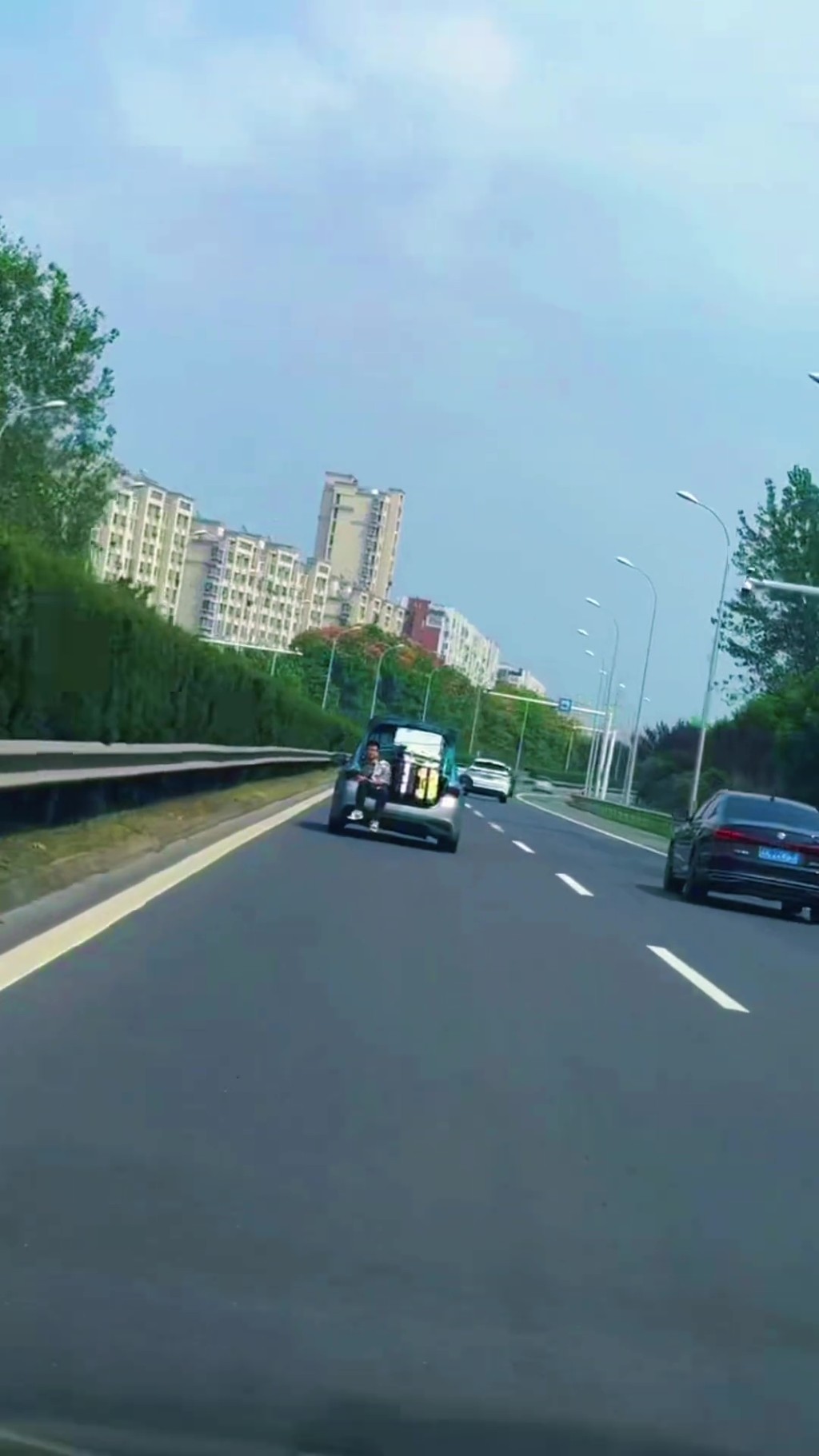 尾隨車CAM拍下的畫面。 抖音