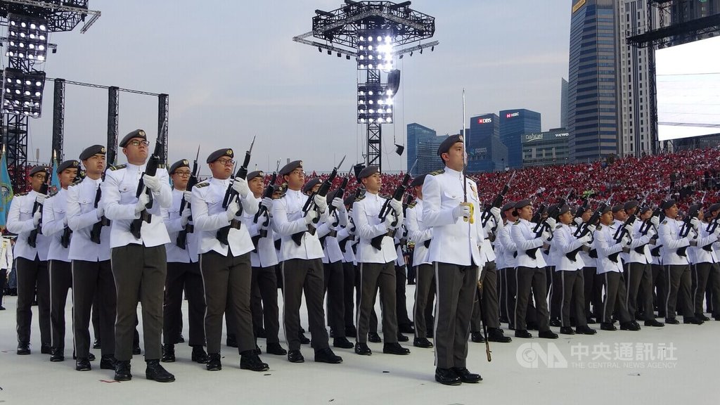 新加坡的「数位防卫与情报军」首度在国庆典亮相。（中央通讯社图片）
