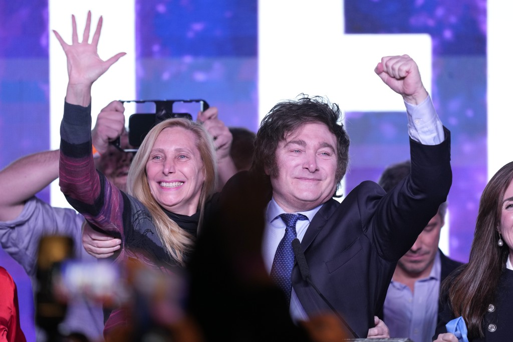 阿根廷布宜諾斯艾利斯初選期間投票站關閉後，總統候選人米萊在競選總部擁抱他的妹妹卡琳娜。AP