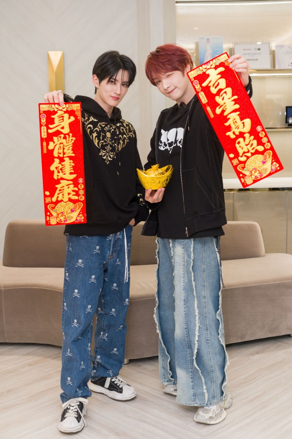 兩位香港籍成員LEO、SING代表XODIAC同香港樂迷拜年。 兩位香港籍成員LEO、SING代表XODIAC同香港樂迷拜年。