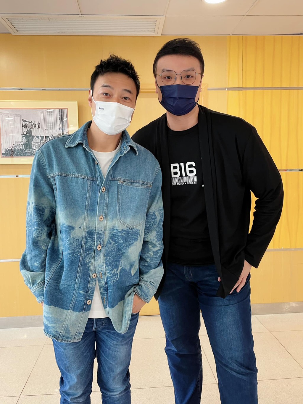 許志安（左）日前到電台接受訪問。