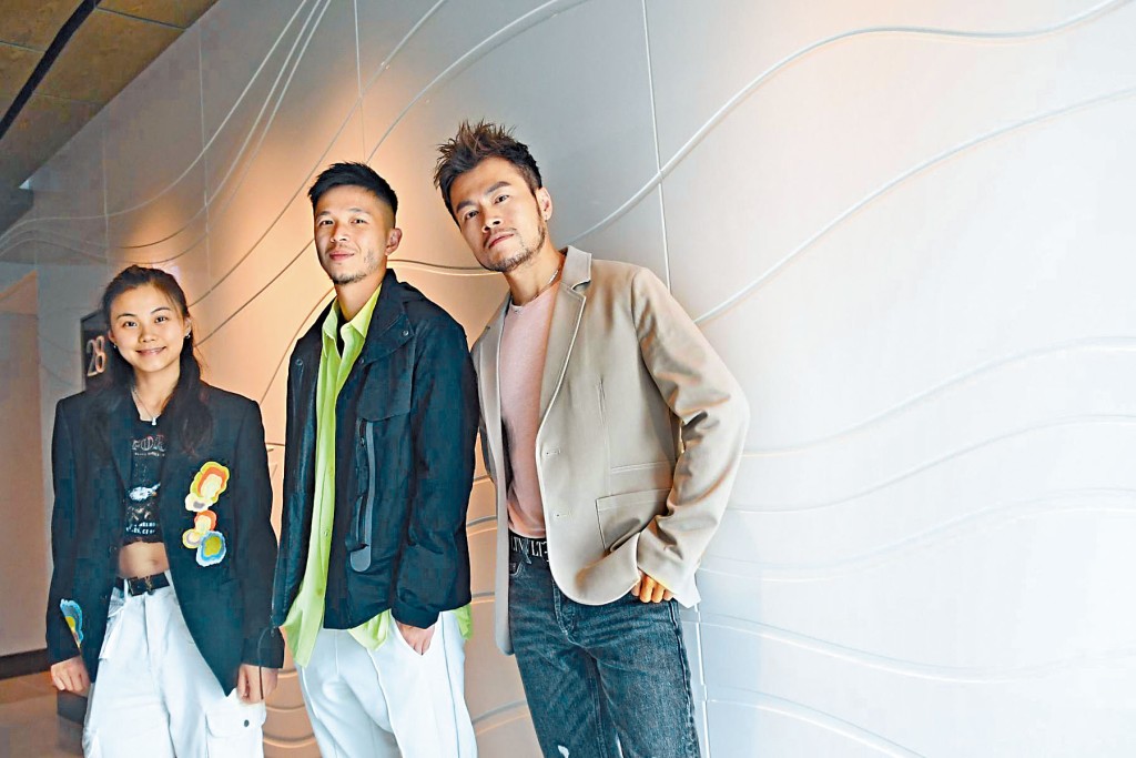 獲任朗呈（右）指導杜雪欣（左）及陳肇鈞（中）揀啱飲衫去參加香港傑出運動員選舉頒獎禮。