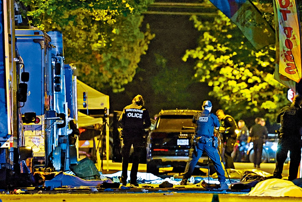 温哥华汽车撞人群现场的地上躺着多具尸体。