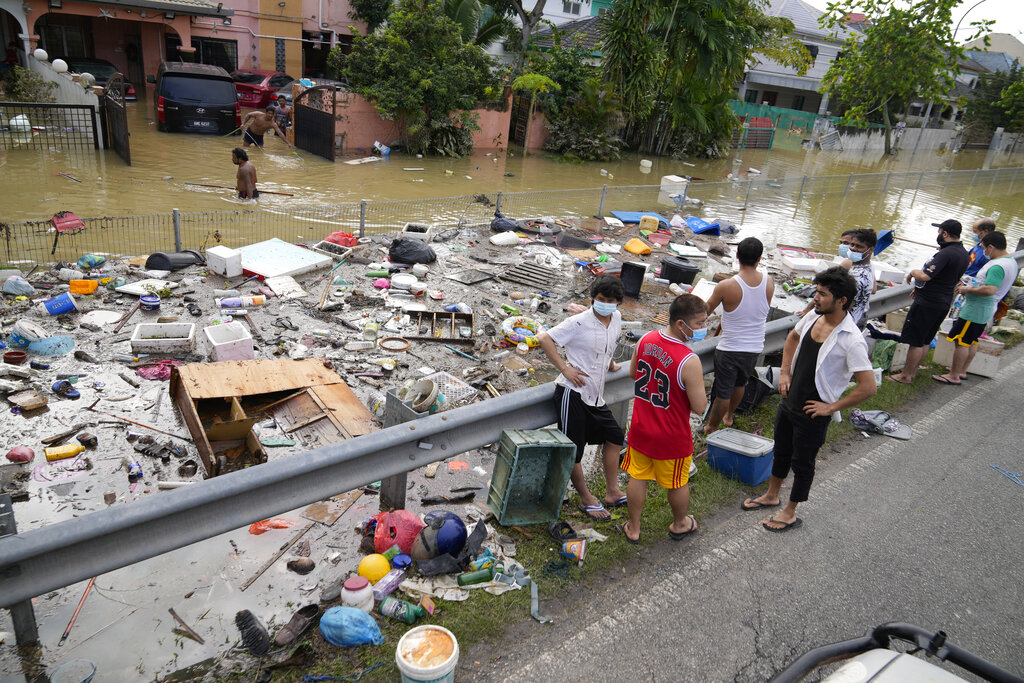 馬來西亞暴雨成災。（美聯社）