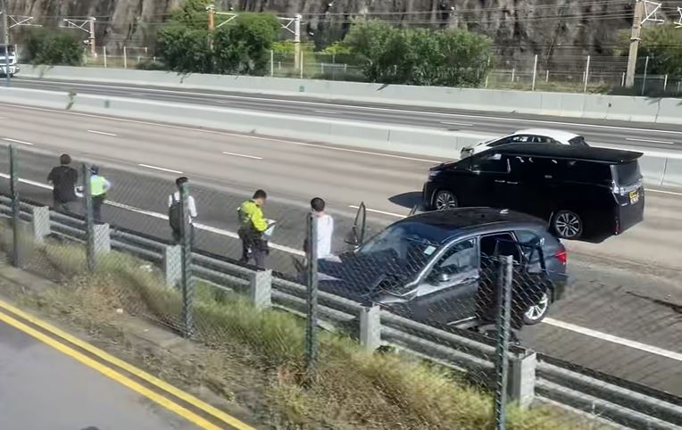 北大嶼山公路發生6車相撞意外，其中一私家車撞欄。fb馬路的事 (即時交通資訊台) Bosco Chu圖片 