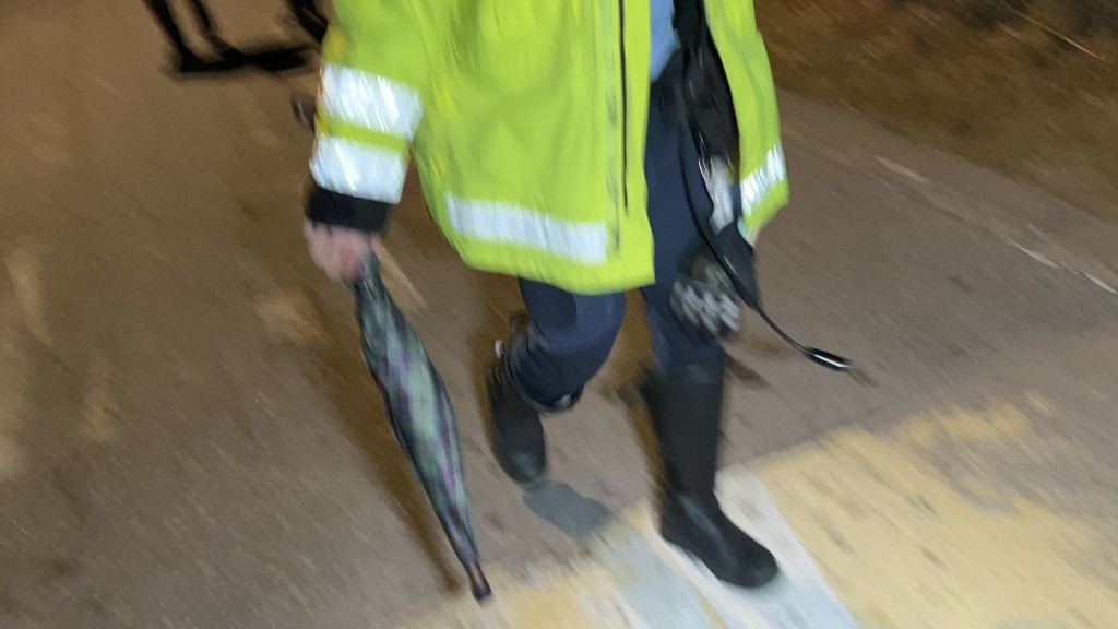 警員檢走一把長傘。