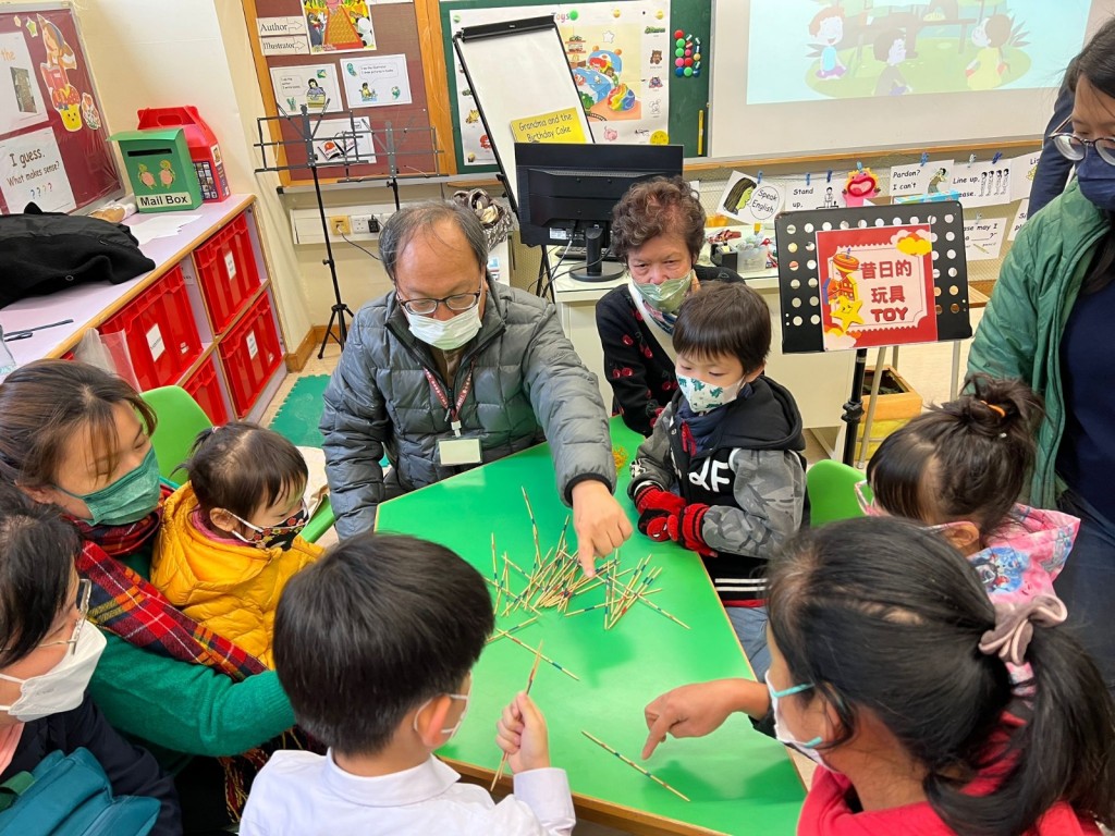 活動展出昔日的玩具，讓學生試玩。（受訪者提供）