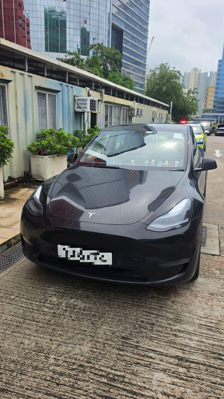 警方截获两辆怀疑涉及非法载客取酬的私家车。 警方截获两辆怀疑涉及非法载客取酬的私家车。
