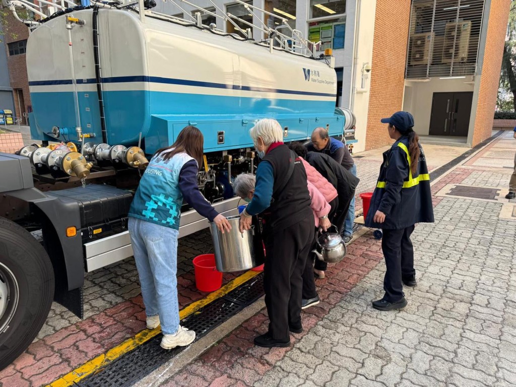 水務署安排水車供居民應急取水。FB:房委會 水務署安排水車供居民應急取水。FB:房委會