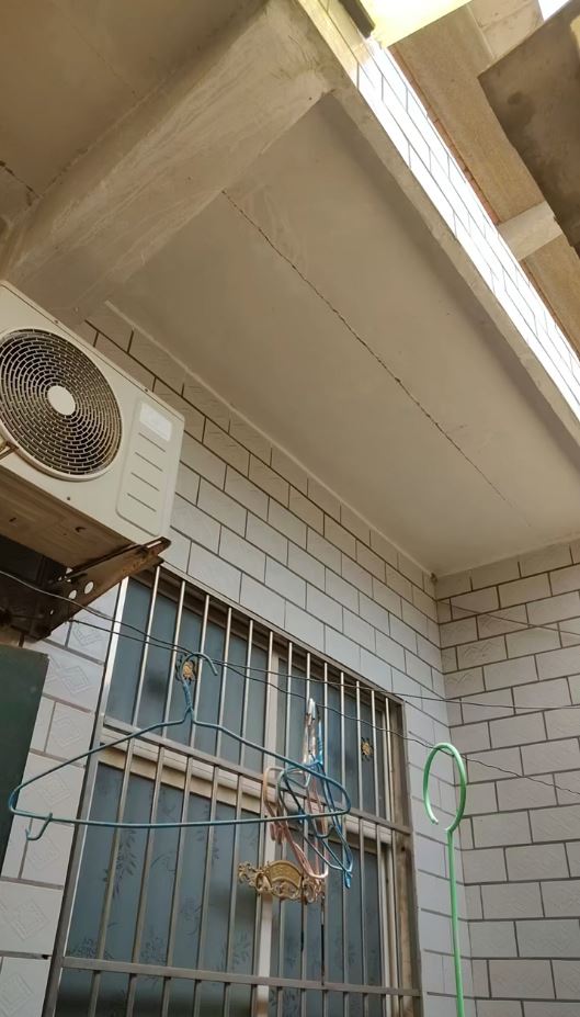 爆炸威力強大,附近有民房出現裂痕。抖音@你就是春天的芭蕾 爆炸威力強大,附近有民房出現裂痕。抖音@你就是春天的芭蕾