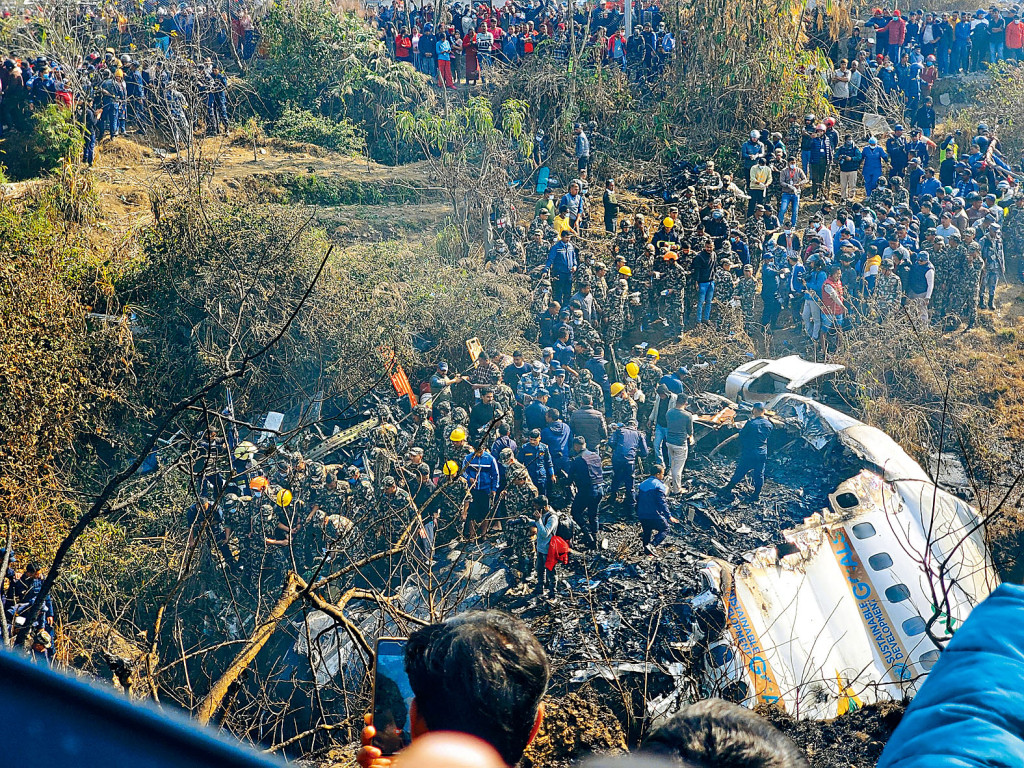 尼泊爾一架內陸客機周日在中部城市博克拉墜毀，大批搜救人員在客機殘骸周圍搜索。