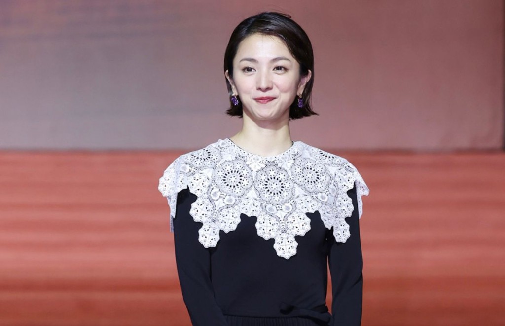 滿島光的打扮比較端莊保守。