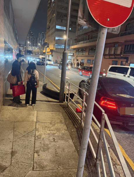 Tesla電動車被撞後停在路邊，零件脫落。fb「車cam L（香港群組）」