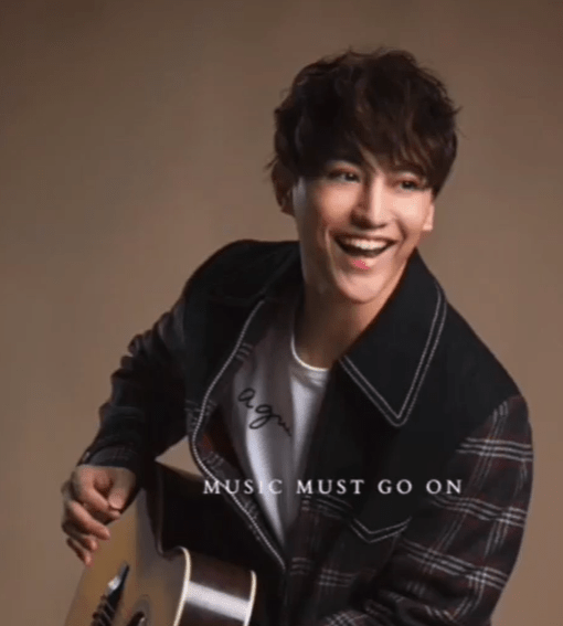 羅啟聰的唱歌及彈結他功力曾被大讚。羅啟聰ig圖片