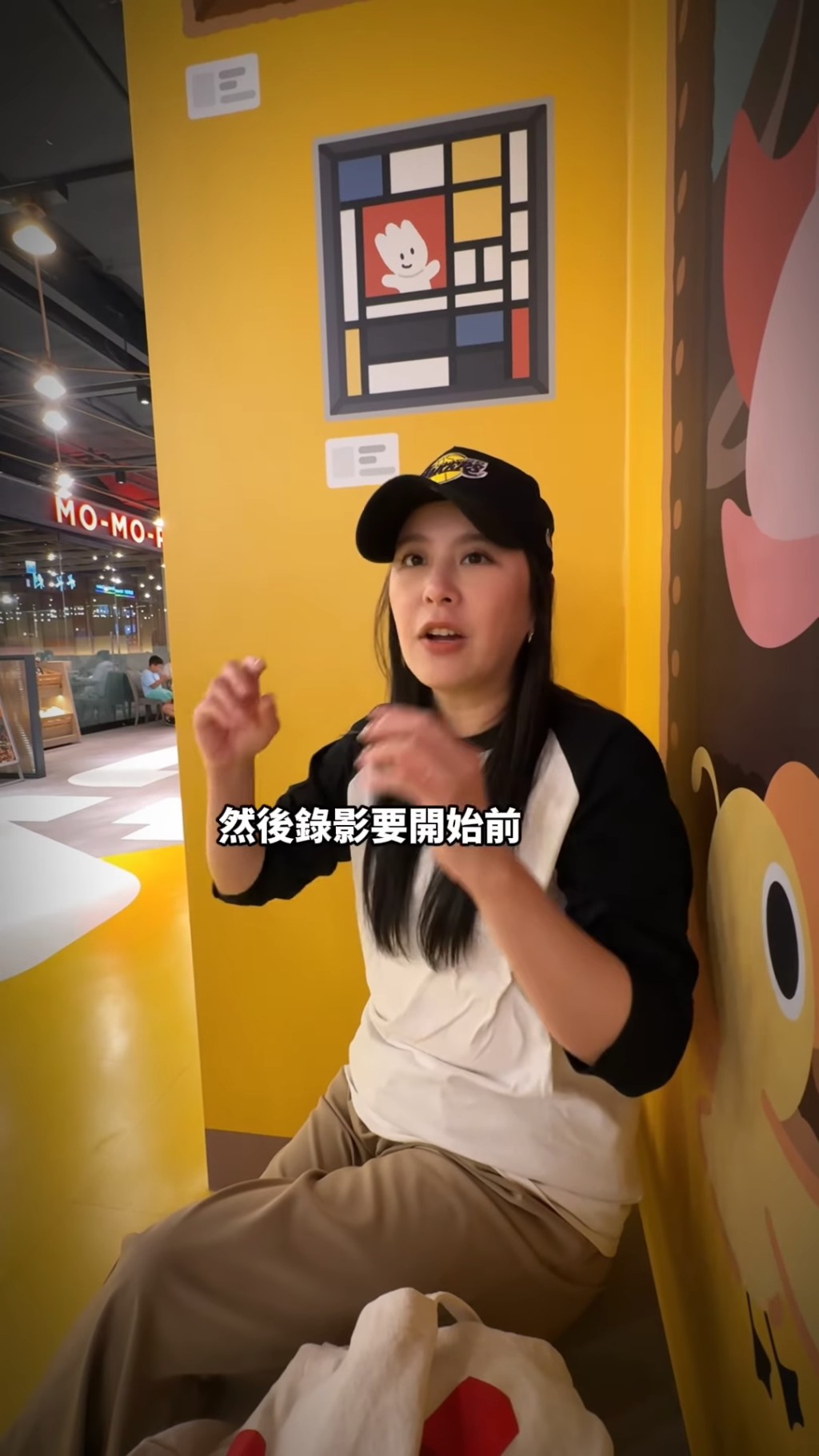 更荒唐的是,在錄影開始前,對方竟然將手從她屁股伸往其私密部位。 更荒唐的是,在錄影開始前,對方竟然將手從她屁股伸往其私密部位。