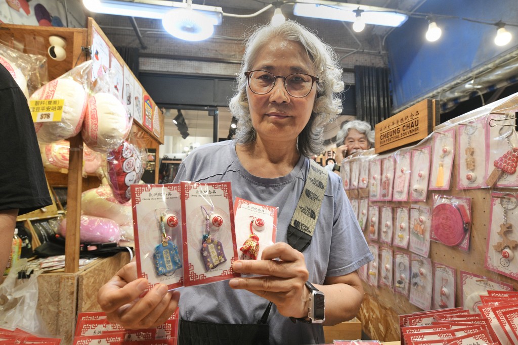 紀念品店負責人黃太料生意與去年太平清醮持平。 紀念品店負責人黃太料生意與去年太平清醮持平。