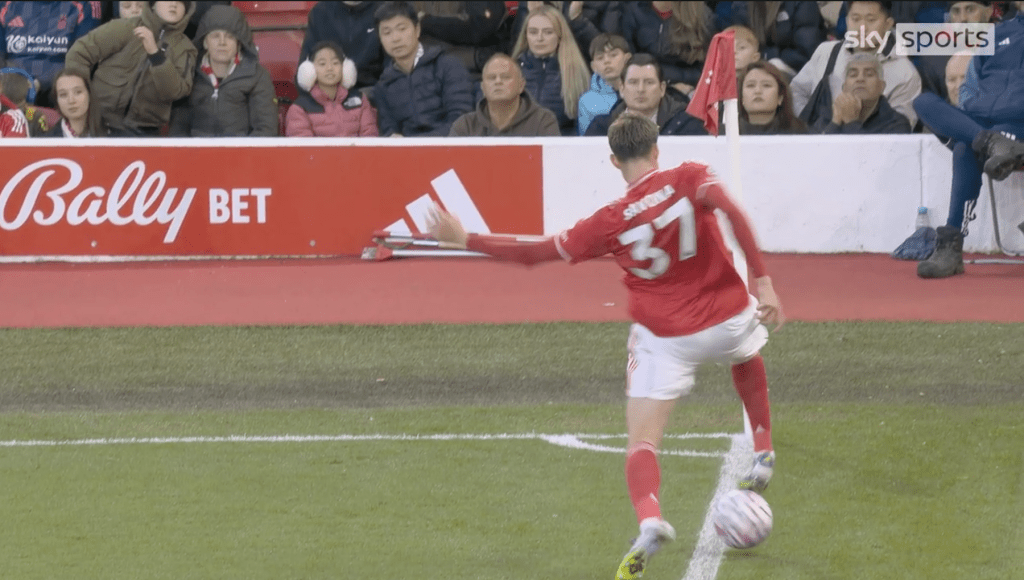 皮球未完全出底線，但森林被判輸角球。影片截圖