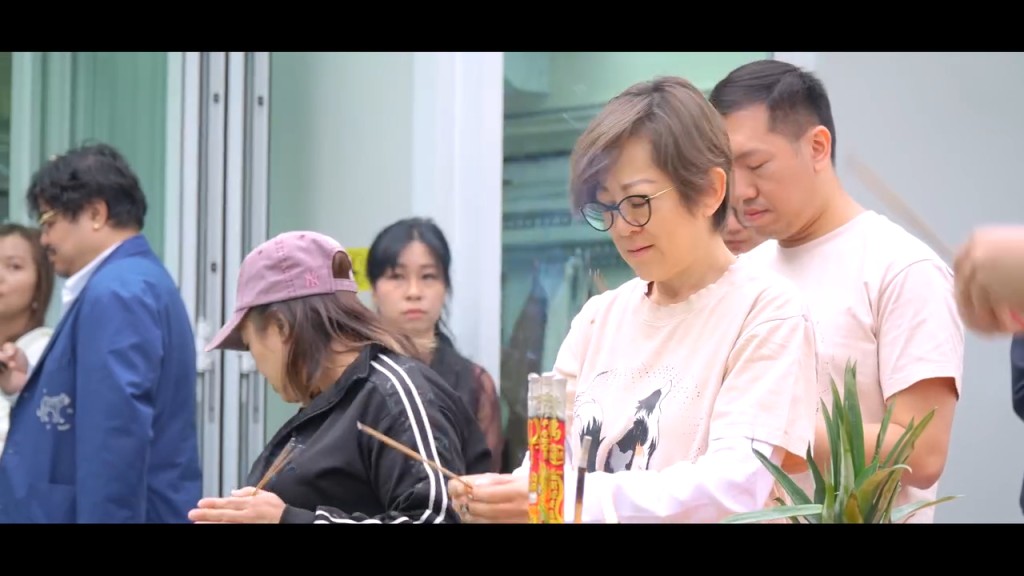 鄧小艾小麥色膚色看起來相當緊緻。