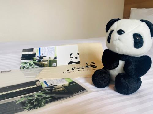 熊猫玩偶及熊猫文件夹与明信片，都是入住时的纪念品。