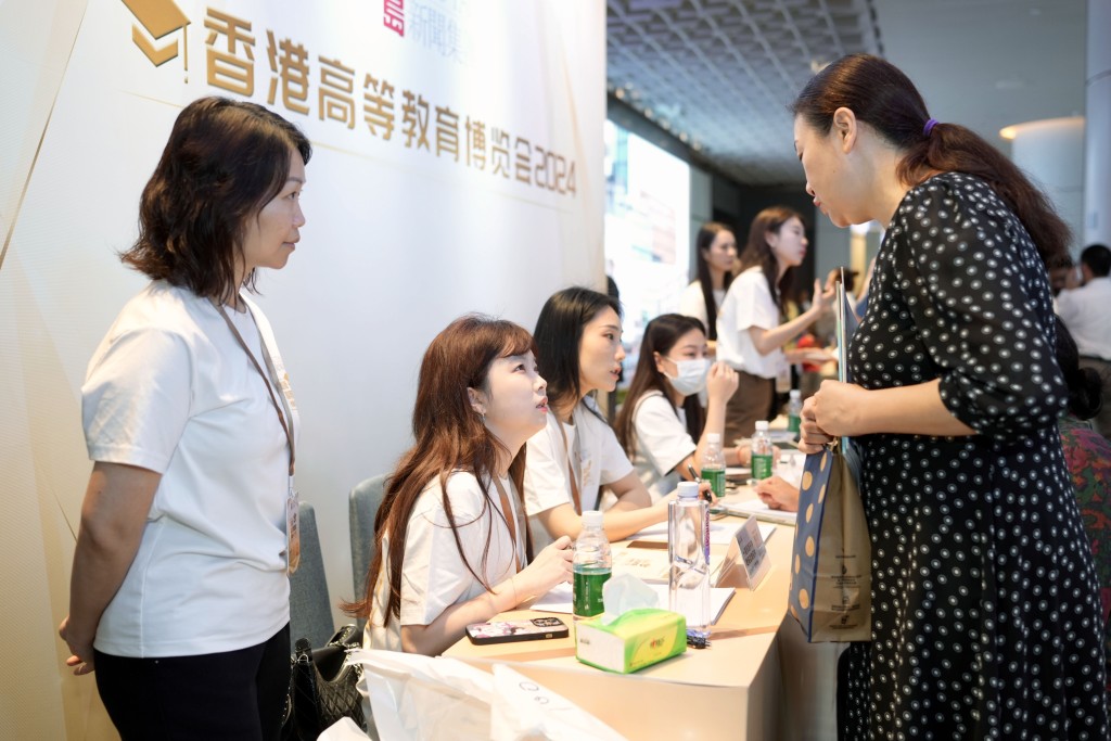 星岛新闻集团今日在深圳主办首届「香港高等教育博览会」。 刘骏轩摄