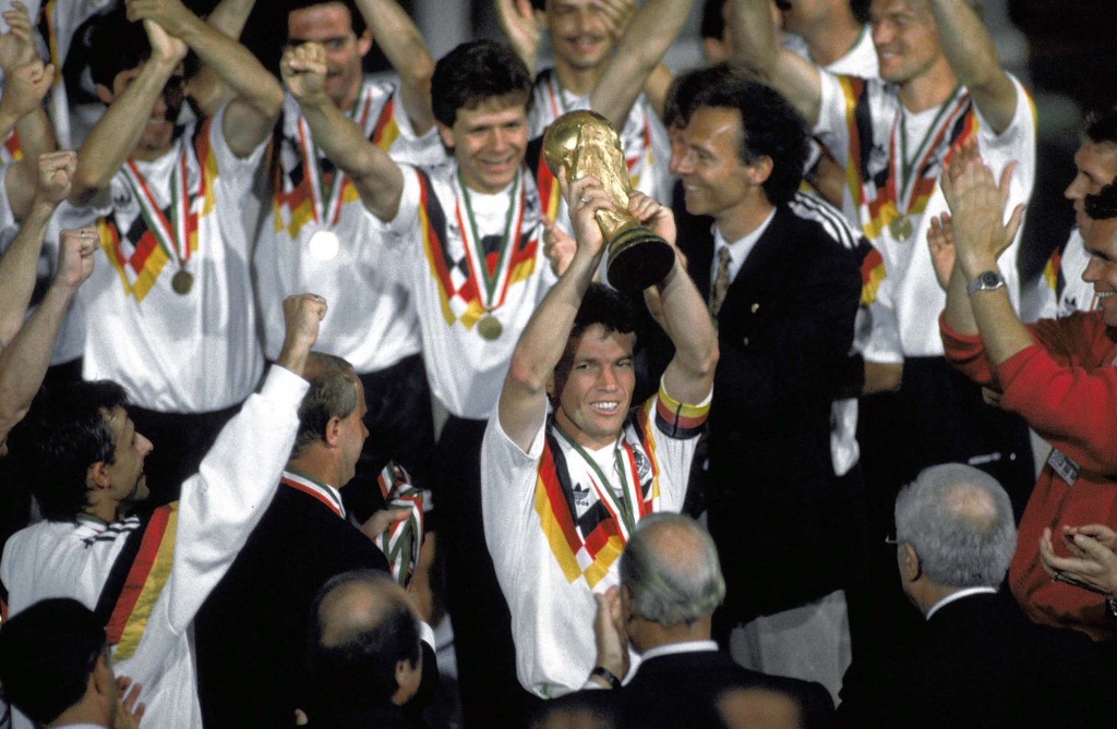 碧根鲍华(黑外套)于90年以主帅身分领西德夺世杯。AP资料图片