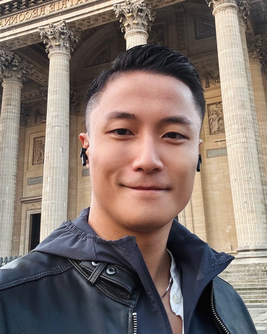 關經翰(Oswald)表示自己在香港出世,新西蘭長大。 關經翰(Oswald)表示自己在香港出世,新西蘭長大。