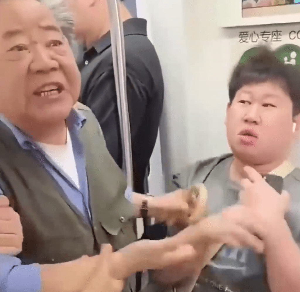 老翁繼續糾纏。 老翁繼續糾纏。